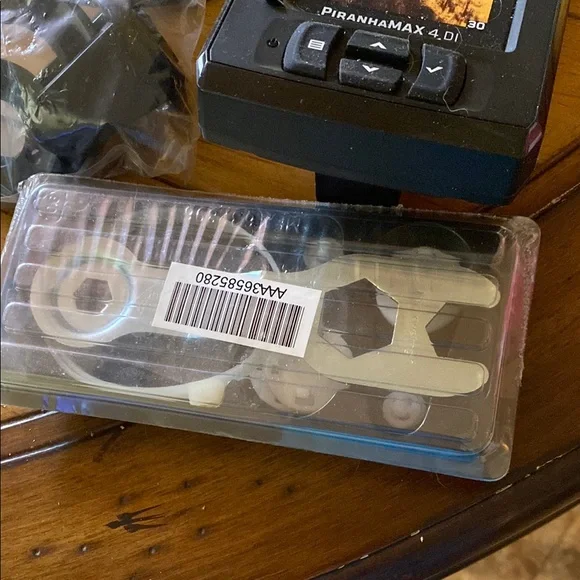 Hummingbird PiranhaMAX 4 DI Fish Finder - Black - Picture 2 of 4